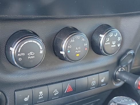 Used 2017 Jeep Wrangler Unlimited Sahara w/ Connectivity Group image 31