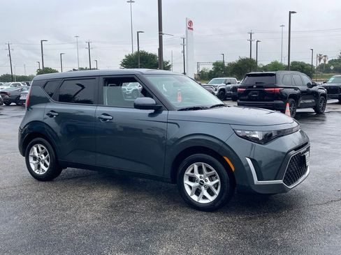 Used 2025 Kia Soul LX w/ LX Technology Package FWD image 2