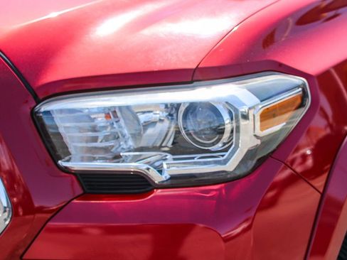 Used 2019 Toyota Tacoma TRD Sport w/ Technology Package RWD image 8