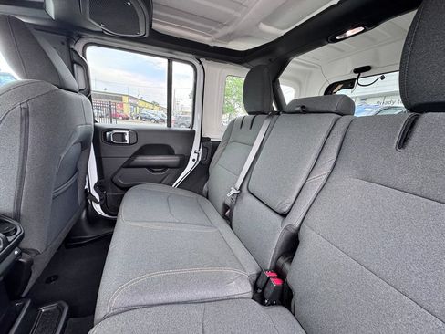 Used 2025 Jeep Wrangler Unlimited Sahara AWD/4WD image 16