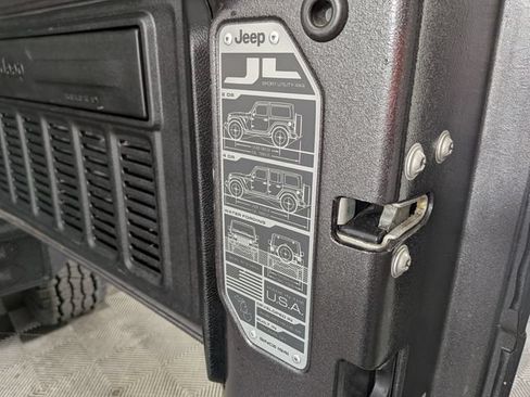 Used 2021 Jeep Wrangler Unlimited Rubicon AWD/4WD image 10
