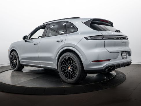 Certified 2026 Porsche Cayenne AWD/4WD image 3
