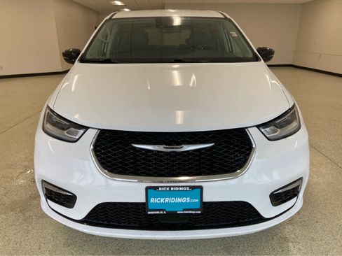 Used 2024 Chrysler Pacifica Touring-L FWD image 4