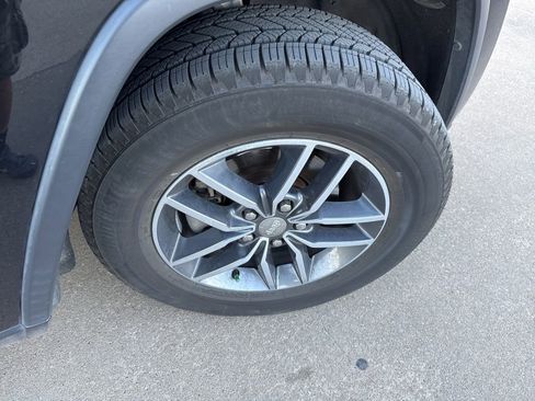 Used 2017 Jeep Grand Cherokee Limited image 16