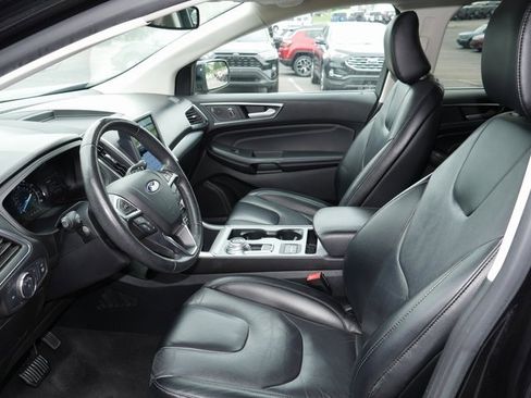 Used 2022 Ford Edge Titanium image 2