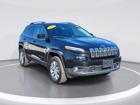 Used 2018 Jeep Cherokee Limited image 2