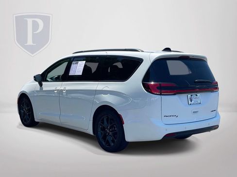 Used 2025 Chrysler Pacifica Limited FWD image 6