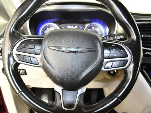 Used 2020 Chrysler Pacifica Touring-L FWD image 19