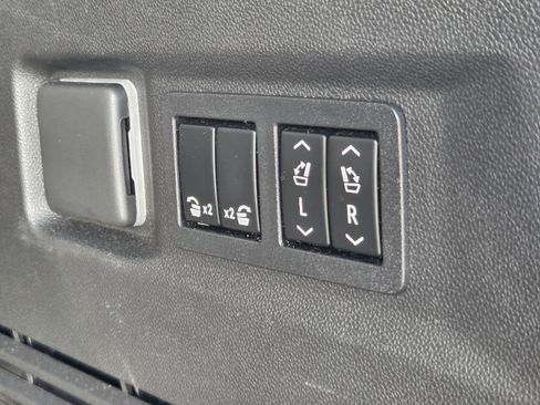 Used 2022 GMC Yukon AT4 w/ AT4 Premium Plus Package AWD/4WD image 32