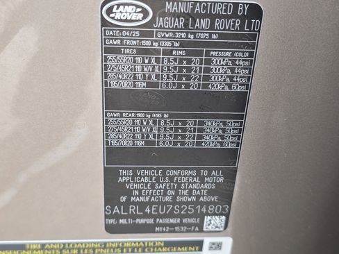 Certified 2025 Land Rover Discovery Dynamic SE image 37