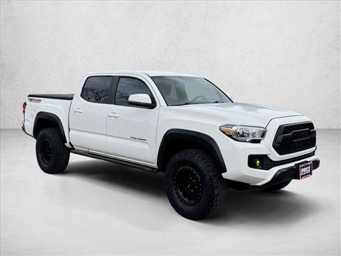 Used 2017 Toyota Tacoma TRD Off-Road w/ Tow Package (A/T) image 3