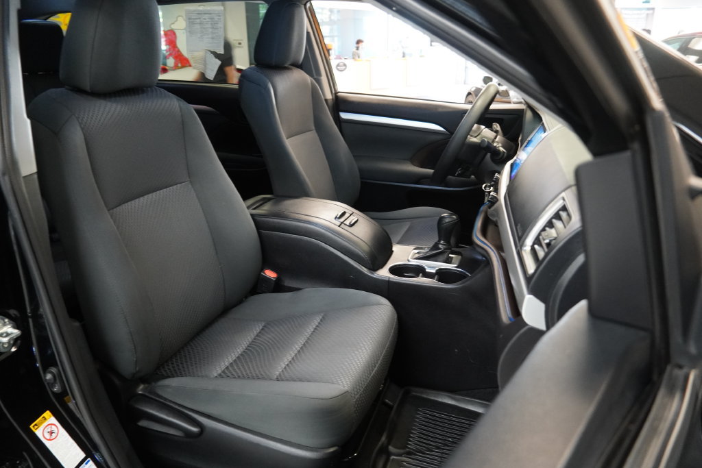 Used 2019 Toyota Highlander LE w/ Protection Package #3 AWD/4WD image 35
