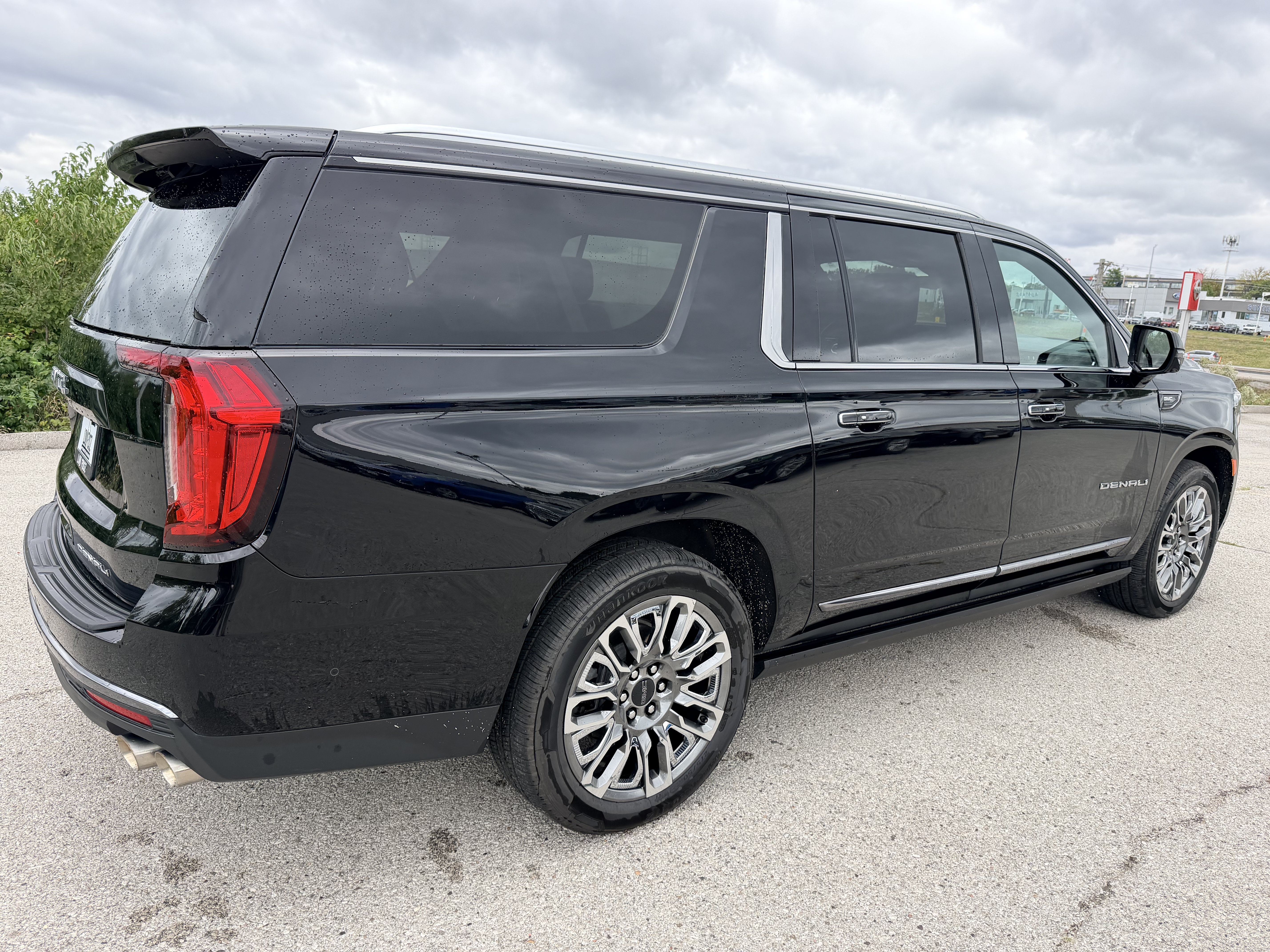 Used 2023 GMC Yukon XL Denali Ultimate AWD/4WD image 7