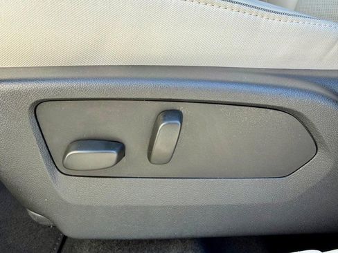 Used 2023 Buick Envision Essence image 28