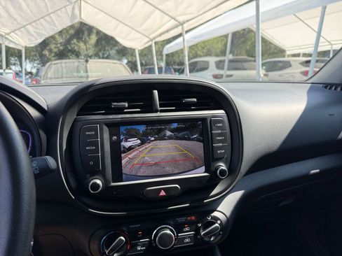 Used 2025 Kia Soul LX w/ LX Technology Package FWD image 18