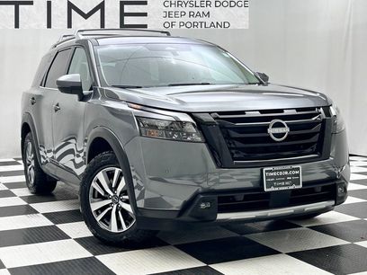 Used 2025 Nissan Pathfinder SL w/ Black Appearance Package