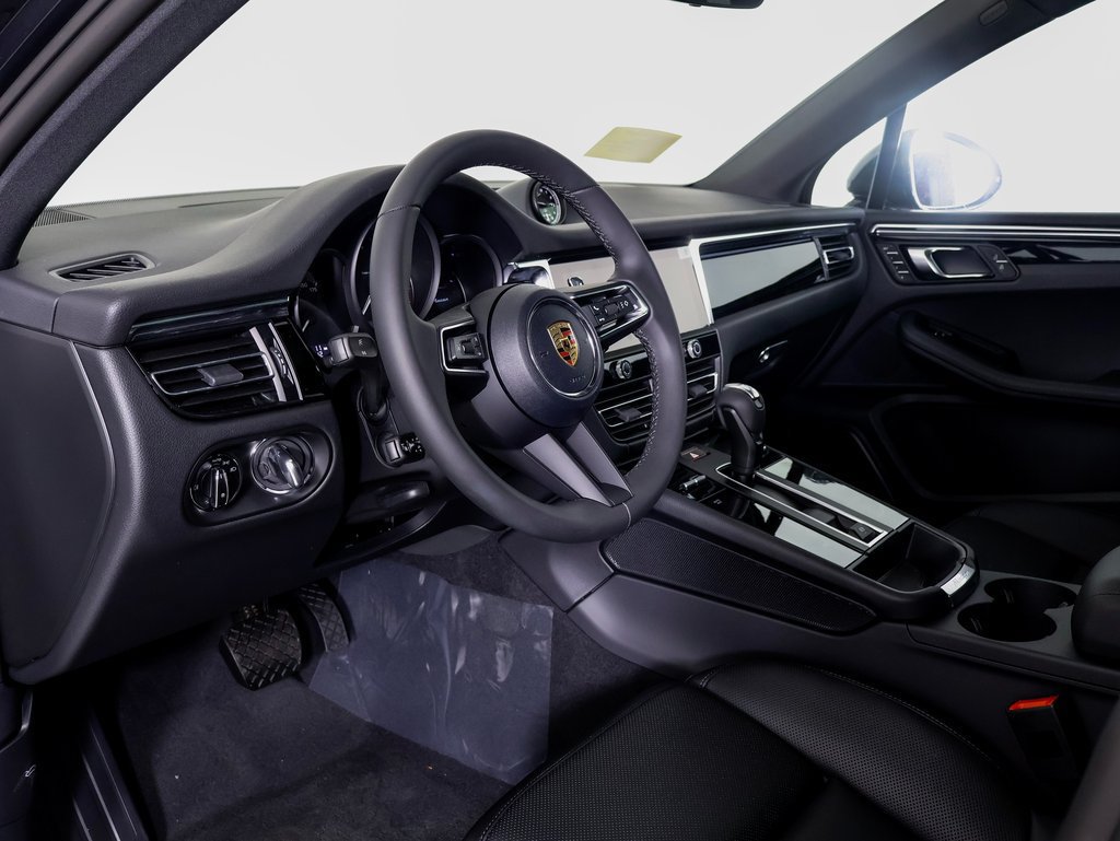 Certified 2026 Porsche Macan AWD/4WD image 4