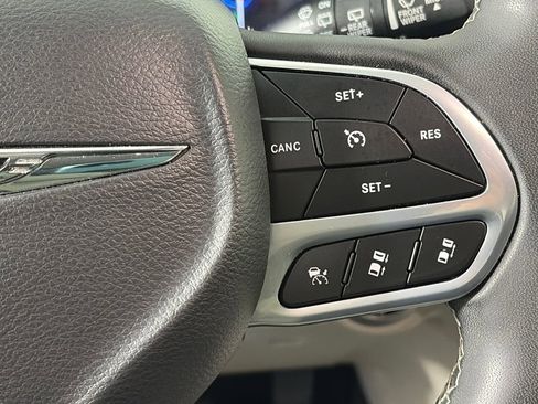 Used 2023 Chrysler Pacifica Touring-L FWD image 17