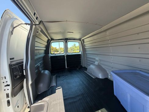 Used 2001 Chevrolet Express 3500 RWD image 18
