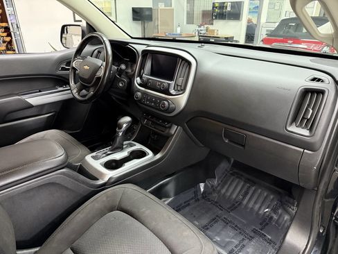 Used 2022 Chevrolet Colorado LT w/ Fleet Safety Package image 18