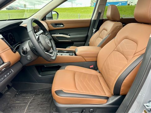 Used 2025 Nissan Pathfinder Platinum AWD/4WD image 12