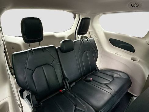 Used 2023 Chrysler Pacifica Touring-L FWD image 34