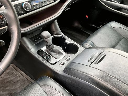 Used 2014 Toyota Highlander Limited Platinum image 17