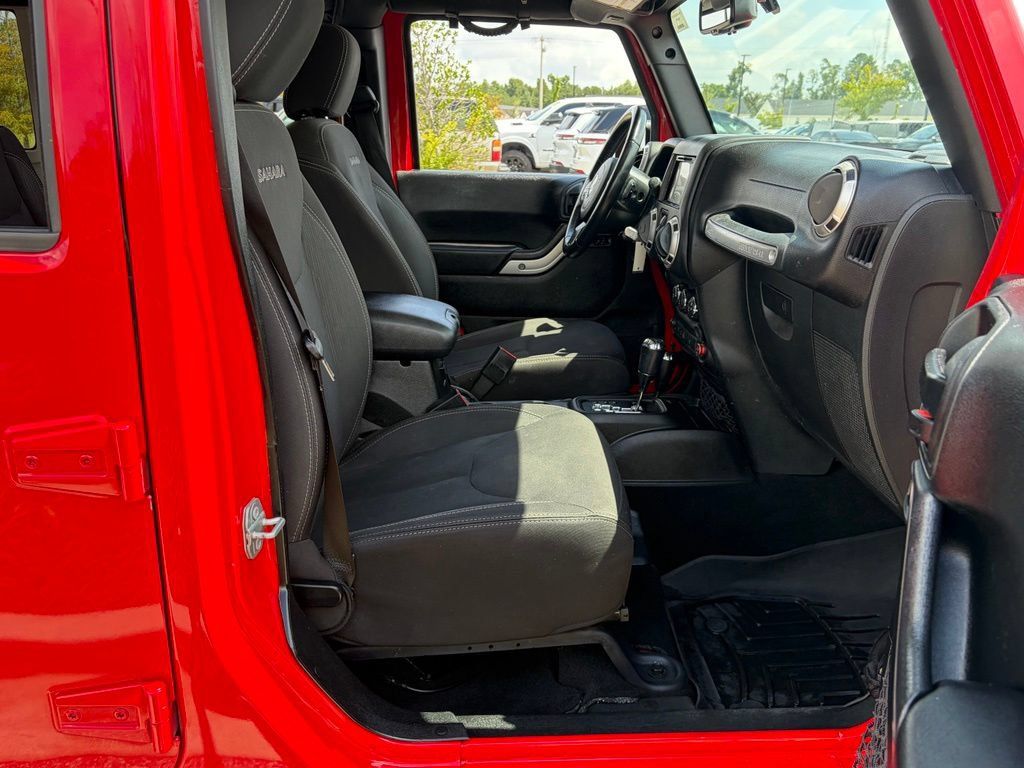 Used 2018 Jeep Wrangler Unlimited Sahara w/ Connectivity Group AWD/4WD image 45