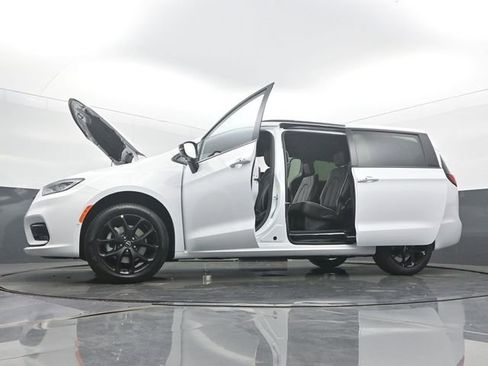 New 2026 Chrysler Pacifica Limited w/ Uconnect Theater Family Group AWD/4WD image 59