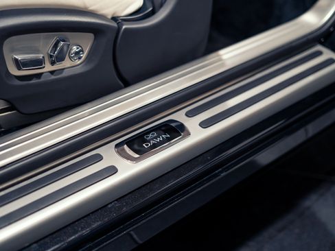 Used 2018 Rolls-Royce Dawn RWD image 42