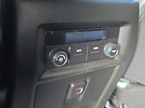 Used 2023 Chevrolet Traverse LT FWD image 16