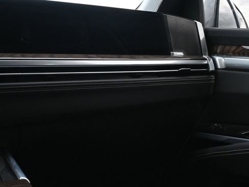 Certified 2025 Cadillac Escalade Sport Platinum w/ LPO, Floor Liner Package AWD/4WD image 8