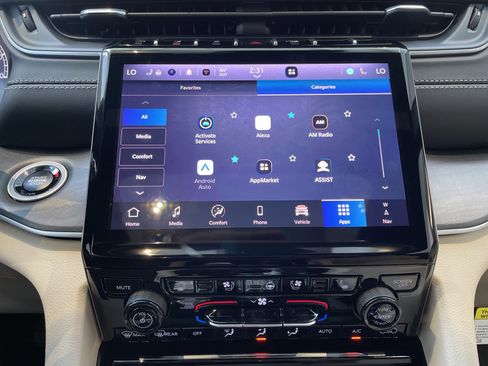 New 2025 Jeep Grand Cherokee Limited w/ Luxury Tech Group II image 26