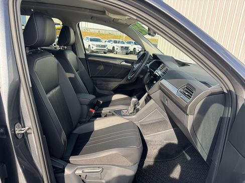 Used 2022 Volkswagen Tiguan SE w/ Panoramic Sunroof Package image 32