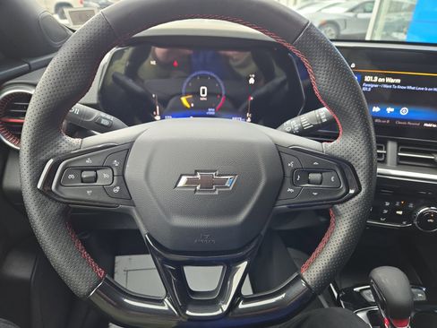 Used 2025 Chevrolet Trax RS w/ Sunroof Package image 14