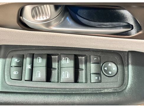 Used 2017 Chrysler Pacifica Touring-L w/ Tire & Wheel Group image 28