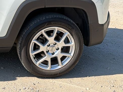 Used 2020 Jeep Renegade Latitude w/ UConnect 8.4 Nav Group AWD/4WD image 12