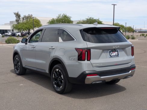 Certified 2025 Kia Sorento S AWD/4WD image 3