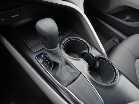 Certified 2020 Toyota Camry LE image 24