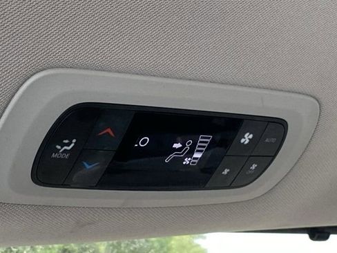 Used 2023 Chrysler Pacifica Touring-L FWD image 31