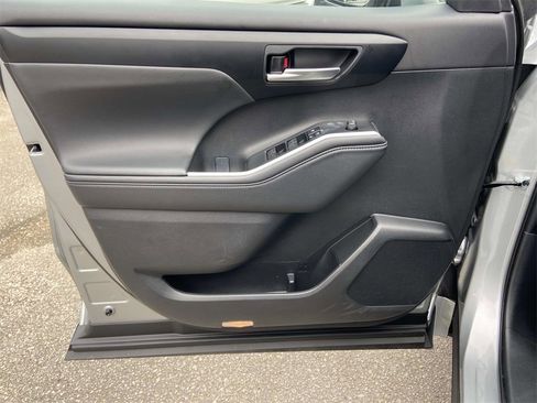 Used 2025 Toyota Highlander XLE image 11