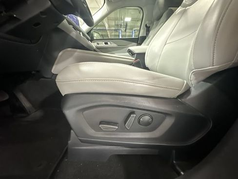 Used 2025 Ford Explorer Active w/ Active Comfort Package AWD/4WD image 18