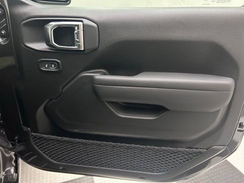 New 2025 Jeep Gladiator Sport image 16