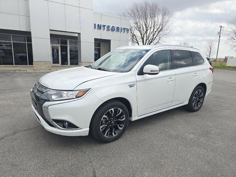 Used 2018 Mitsubishi Outlander SEL image 2