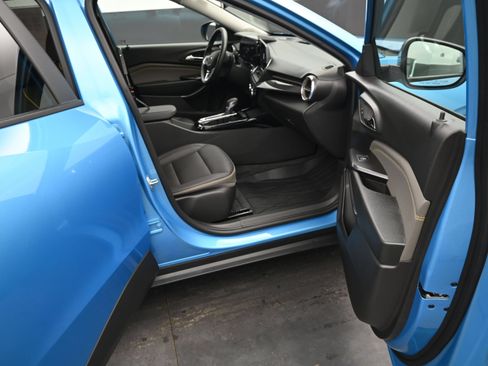 Used 2025 Chevrolet Trax ACTIV FWD image 13