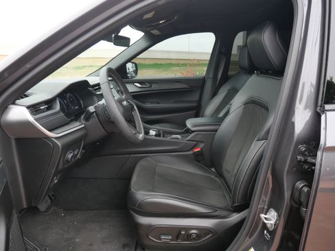 Used 2025 Jeep Grand Cherokee L Altitude image 8