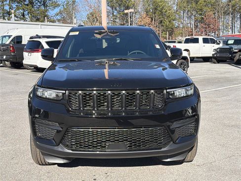 New 2025 Jeep Grand Cherokee Altitude image 3
