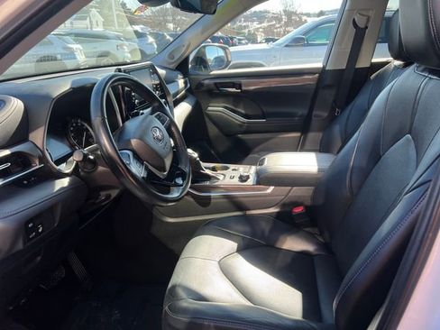 Used 2022 Toyota Highlander Limited image 17