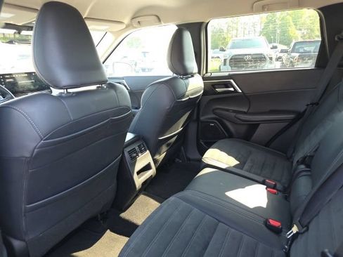 Used 2025 Mitsubishi Outlander SE AWD/4WD image 12