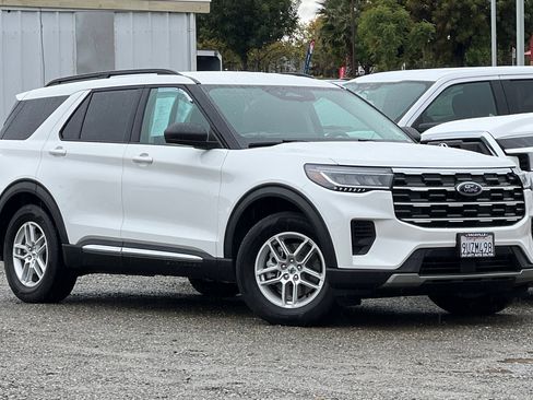 Used 2025 Ford Explorer Active image 2